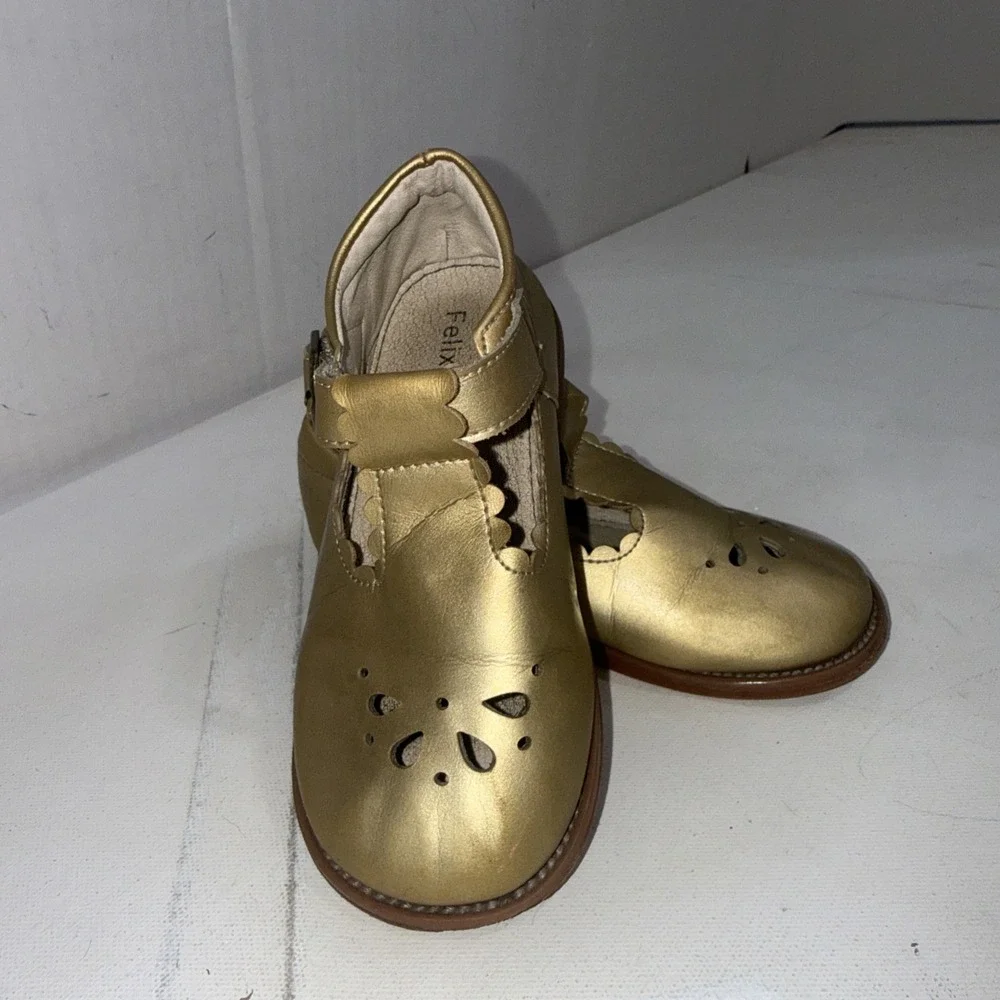 Felix & Flora Mary Jane Gold Metallic T-Strap Flats Dress Shoes Girls Size 9
